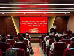 图片包含 室内, 人, 房间, 建筑 描述已自动生成